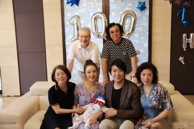 吉娜罕與爸爸出席活動，產後三月比懷孕前還瘦，父女同框顏值超高