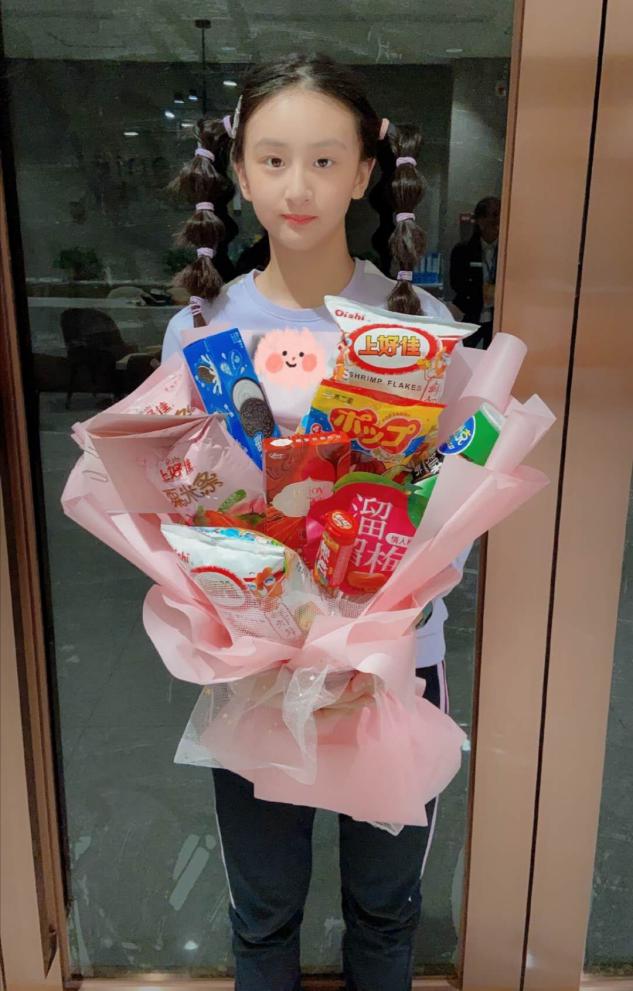 森碟罕見扎雙馬尾太俏皮，五官長開簡直田亮翻版，腿長優勢很明顯