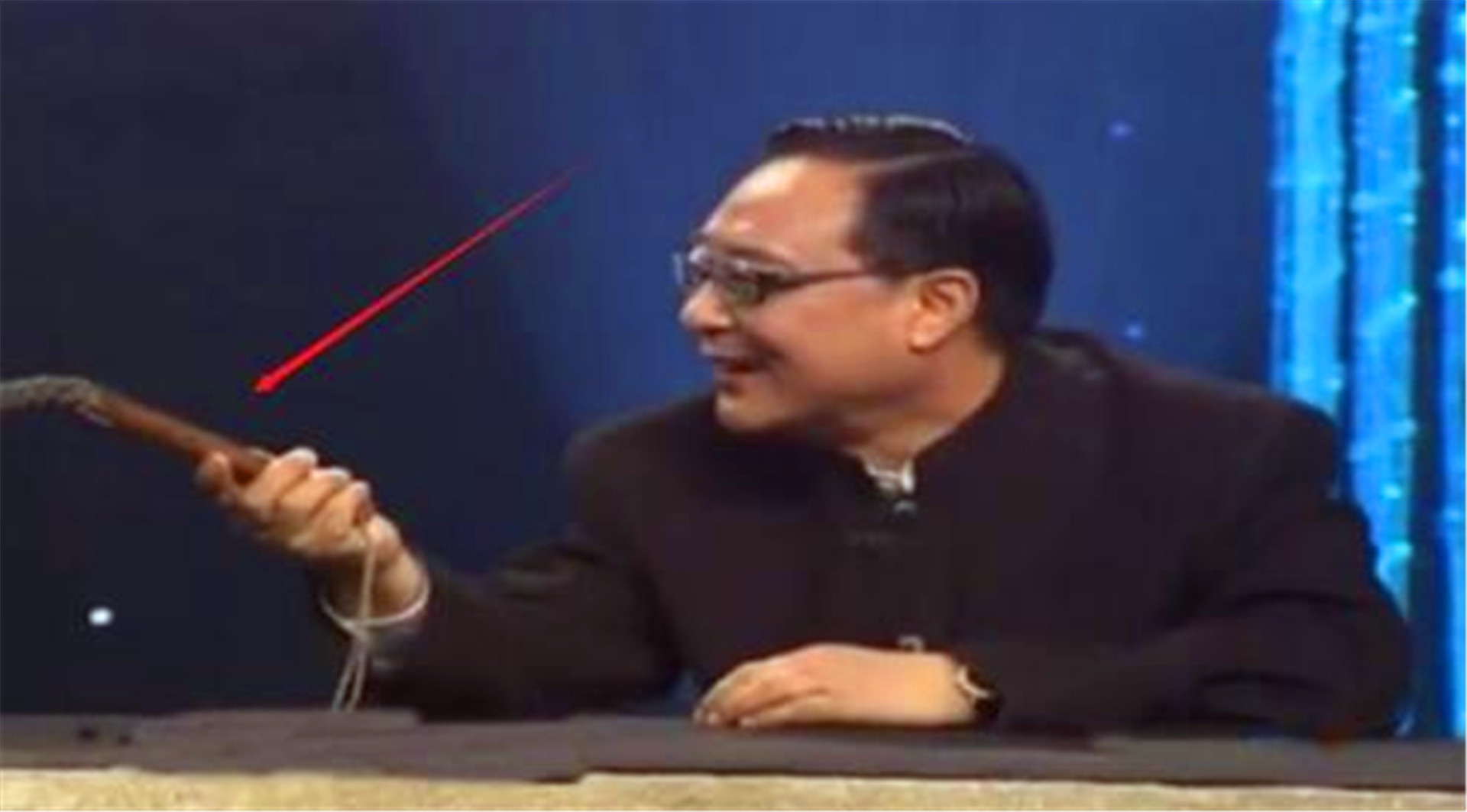 美女带成吉思汗的马鞭鉴宝，开口要500万，专家