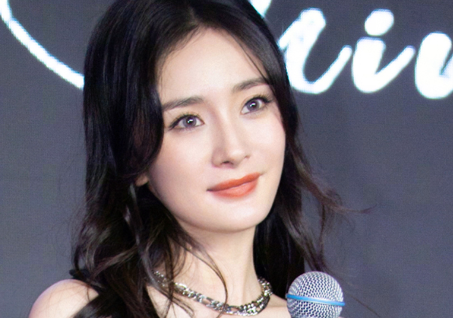 杨幂活动生图被扒，脸部岁月感明显，34岁还能卖少女感多久？