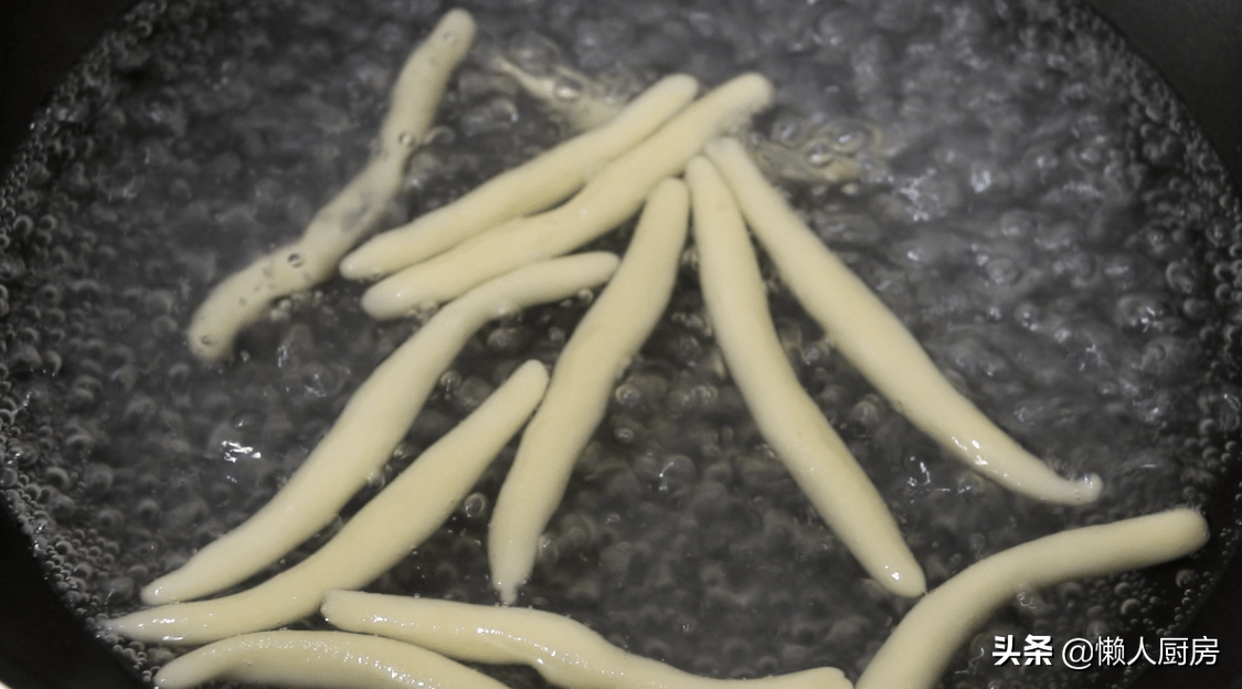 土豆别再炖肉了，教你一个新吃法，好吃到停不下来，比吃肉香