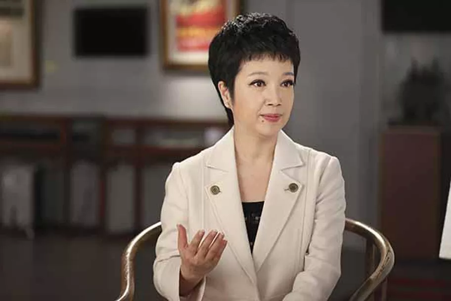 从央视主持人,到饰演周恩来夫人,她的命运因