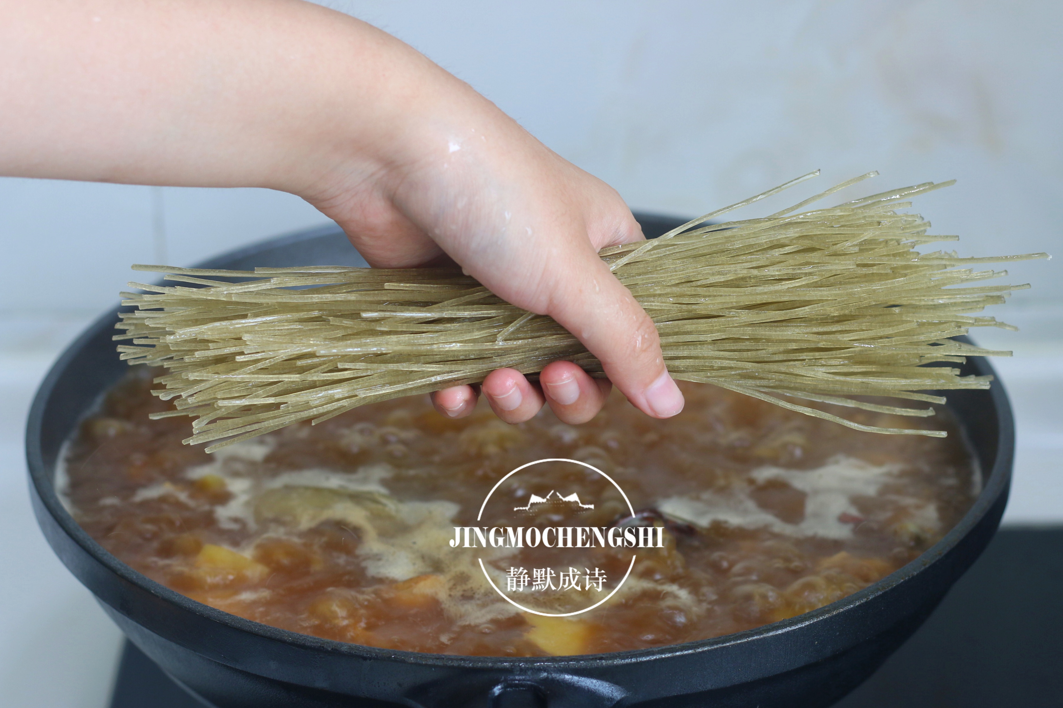 鸡腿和它是绝配，像我这样烧上1锅，好吃又解馋，你也来1勺？