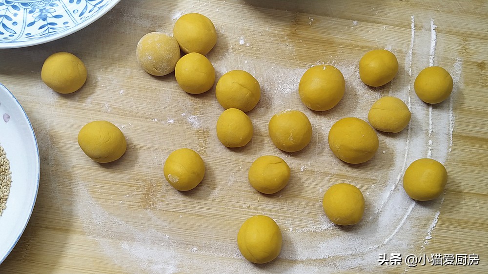 【南瓜芝麻球】做法步骤图 其实做法很简单 香甜软糯,营养又美