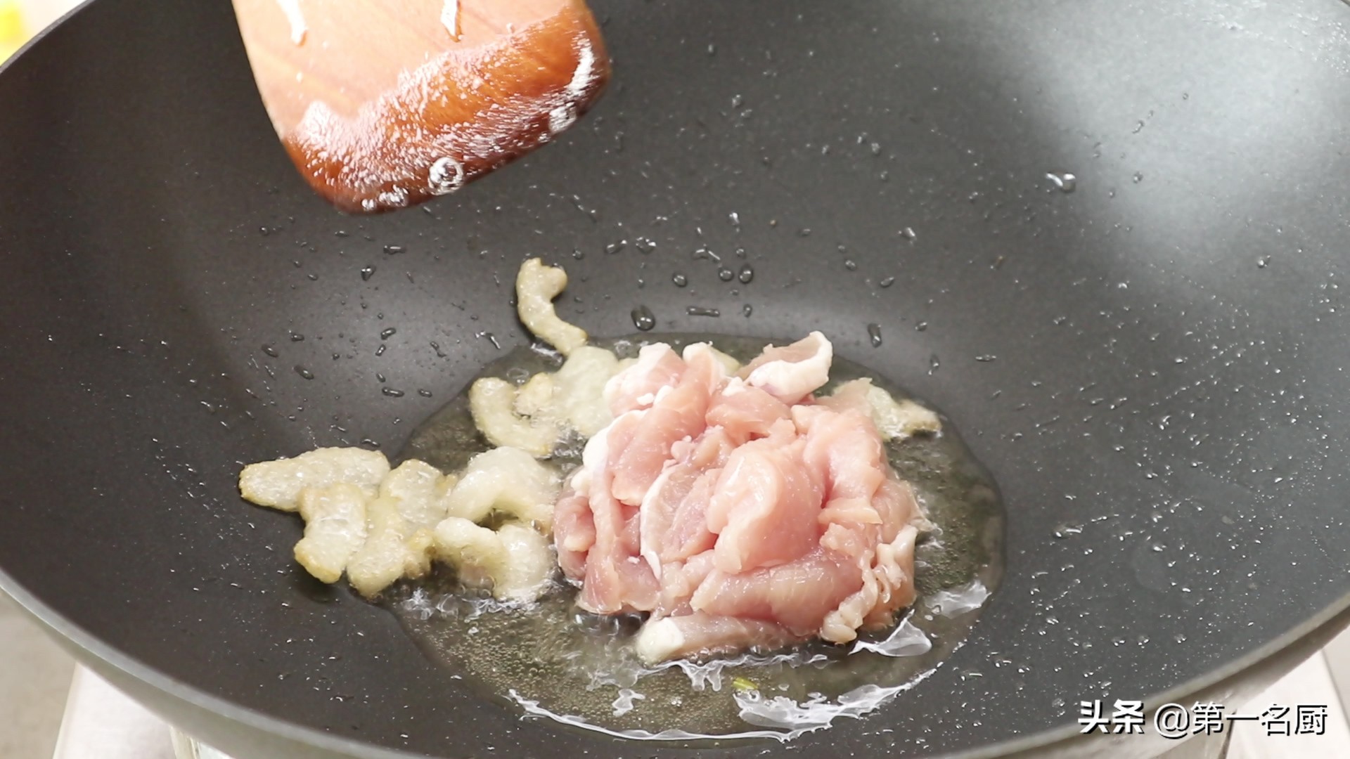 原來“包菜炒粉條”要這樣做，難怪以前炒粉條老粘鍋，技巧全在這