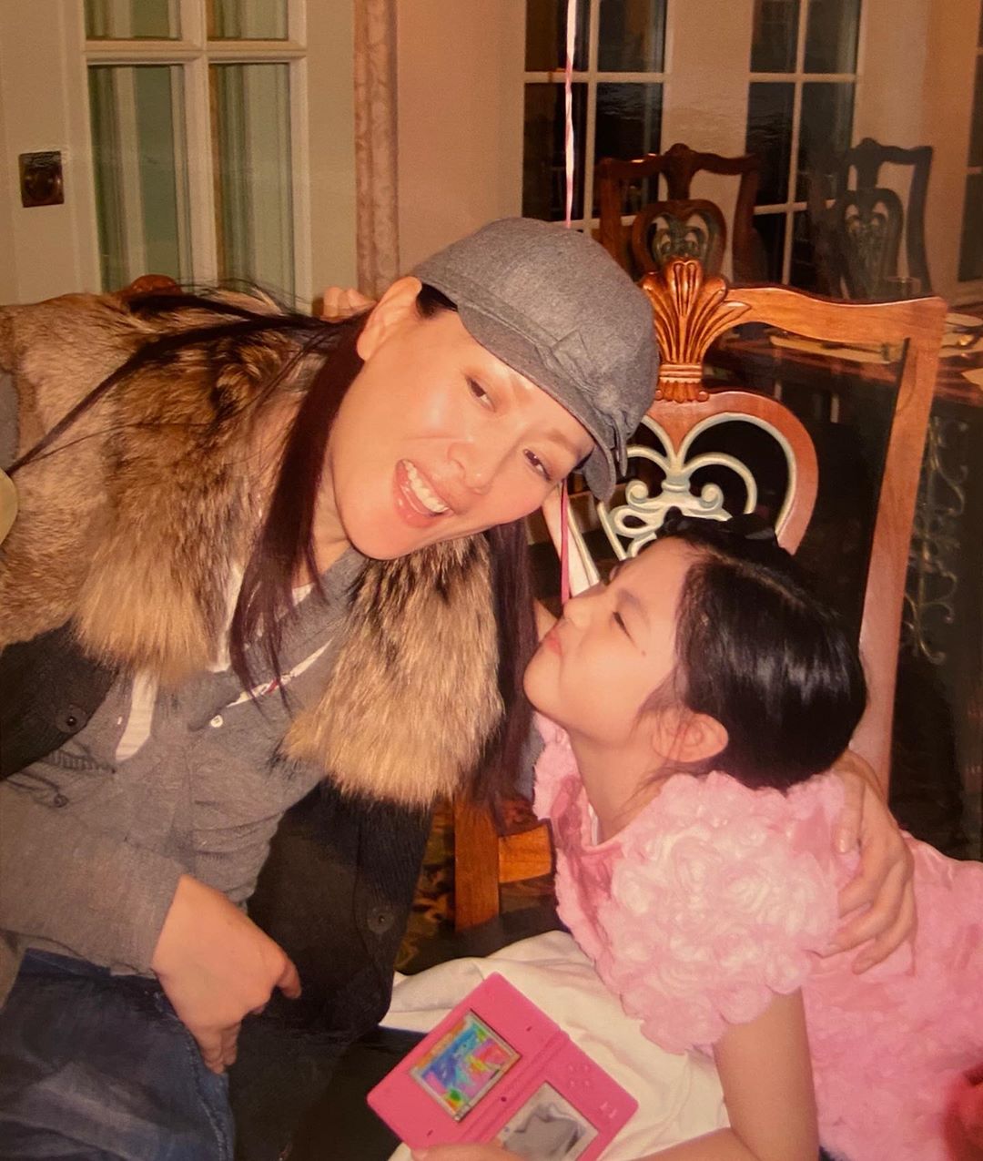 任达华女儿任晴佳晒童年与妈妈合照，被赞基因强大，从小美到大