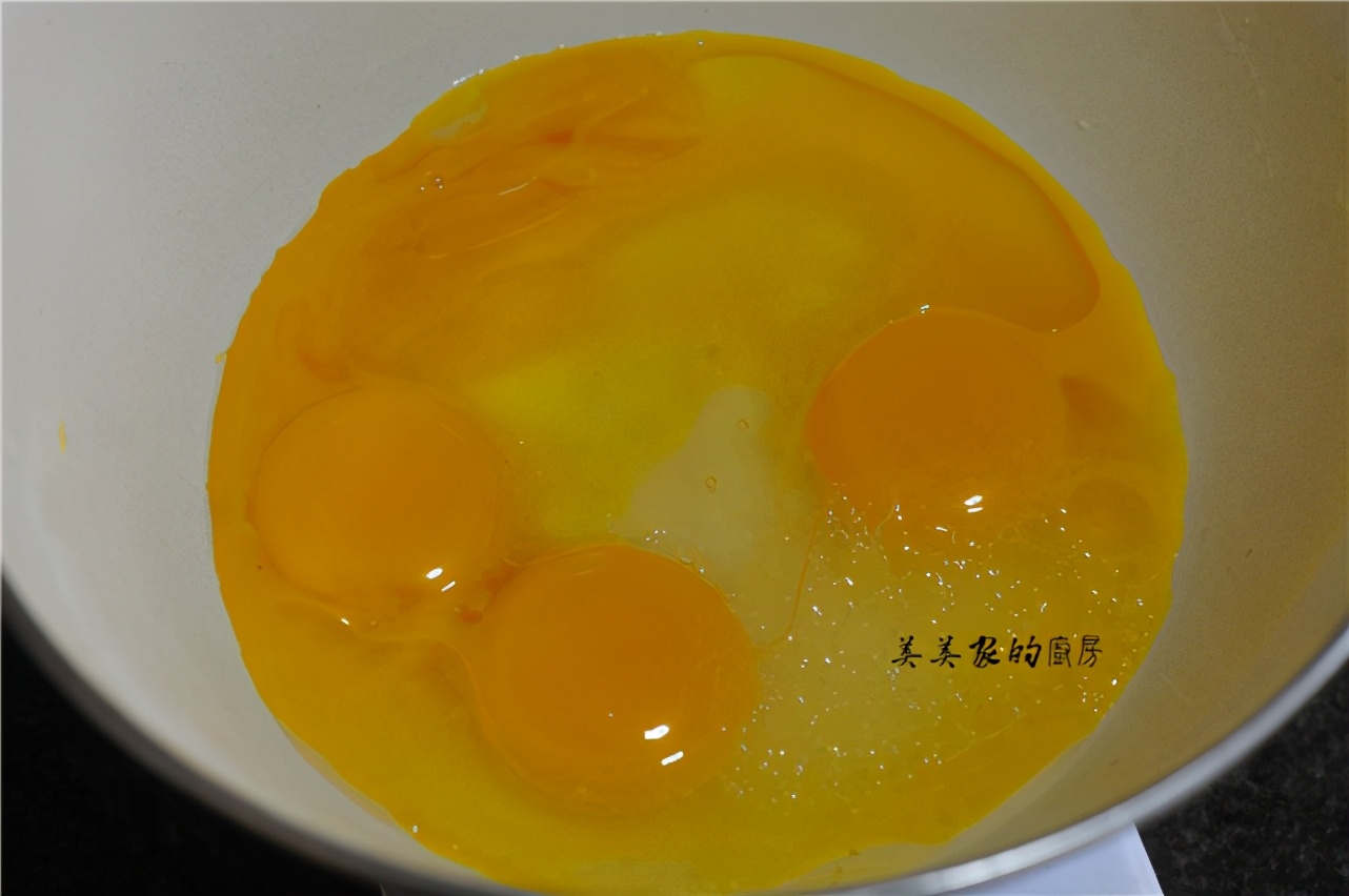 做蛋糕，我從不用麵粉，這樣做，隨意攪拌不起筋，好吃不長肉