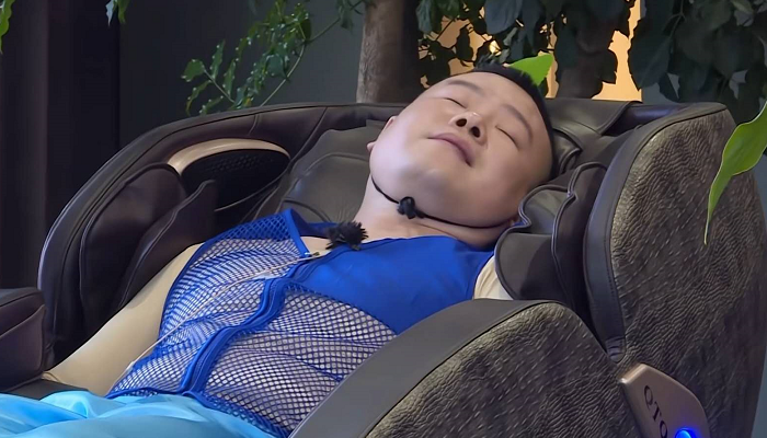 岳云鹏做客“蘑菇屋”，进门就要睡觉，怕是要