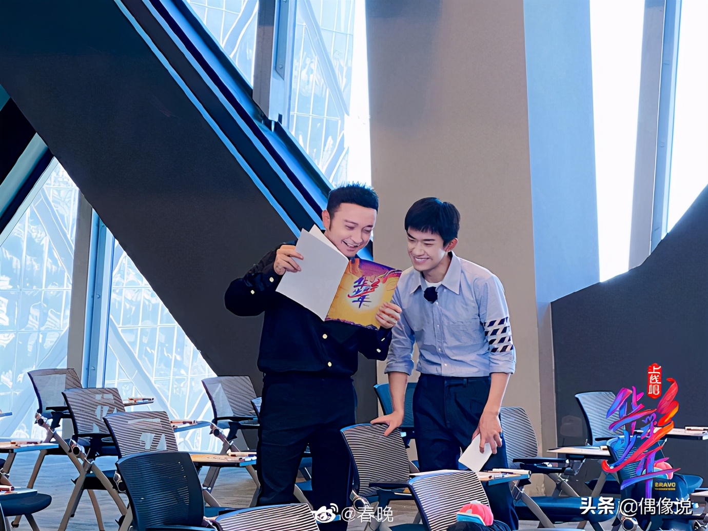 易烊千玺录制央视新选秀，画面被吐槽像班主任发试卷：温暖又刺激