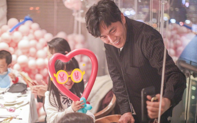 伊能静带女儿探班老公，秦昊陪娃疯玩显宠溺，米粒一字马秀小长腿