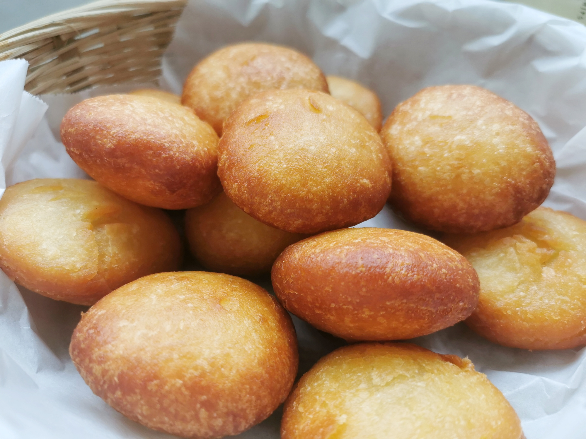 面粉中倒入开水搅一搅，做出来的糖糕个个空心鼓大泡，外酥里软