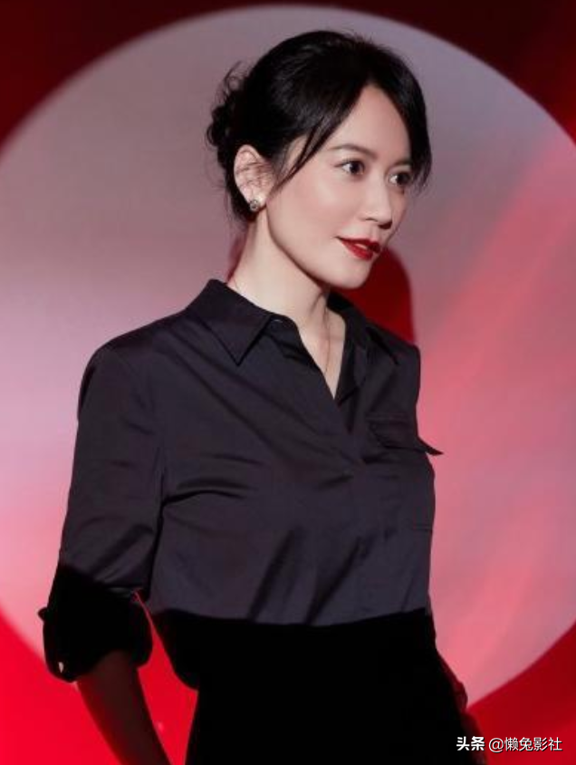 49岁俞飞鸿现身刘涛直播间，冻龄美少女随意打扮