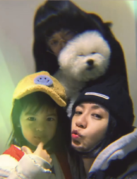 贾静雯4岁女儿波妞给妈妈做礼物，并嘟嘴献吻，颜值解封越长越美