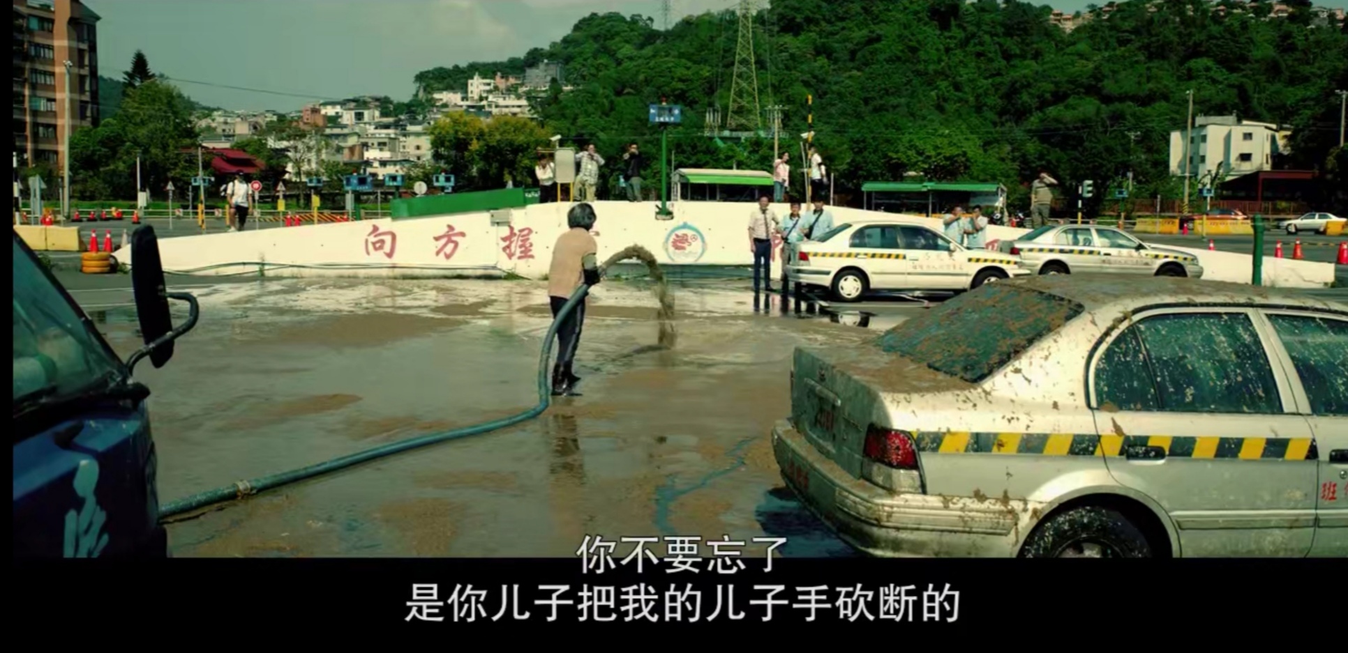 小儿子伤人入狱，大儿子跳楼自杀，这部电影里