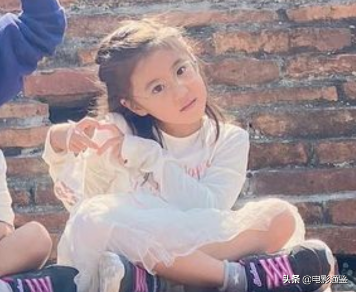 賈靜雯女兒戶外合影，5歲姐姐越長越清秀，見到3歲波妞心動了