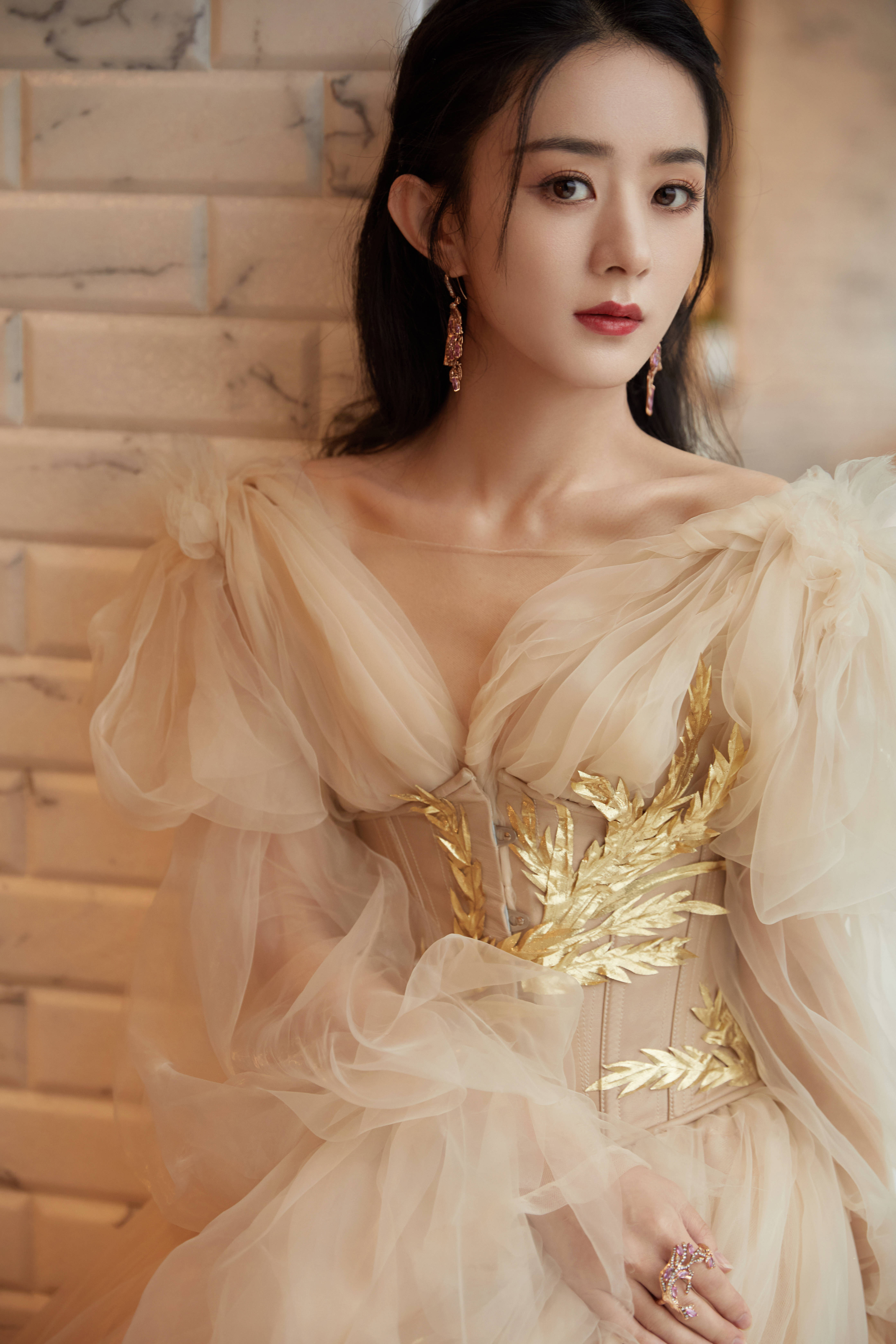 Zhao Liying is clever big, elegant and intellectual temperament is shown, again the acknowledge with colourful to clever treasure beauty refresh
