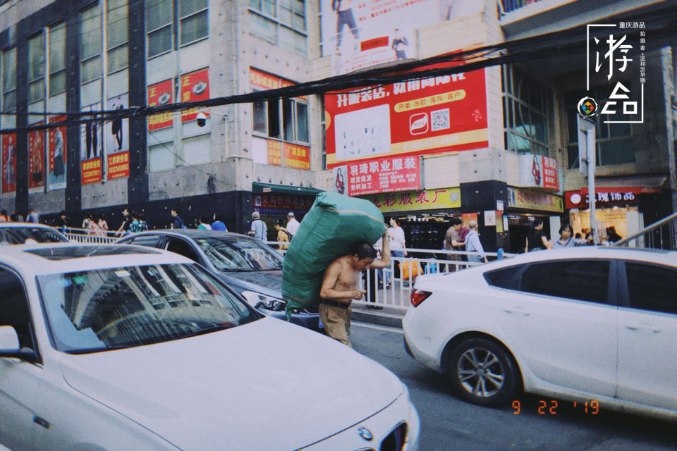 别再说重庆人是大老粗，火爆脾气的背后，是勇猛坚强的生命哲学