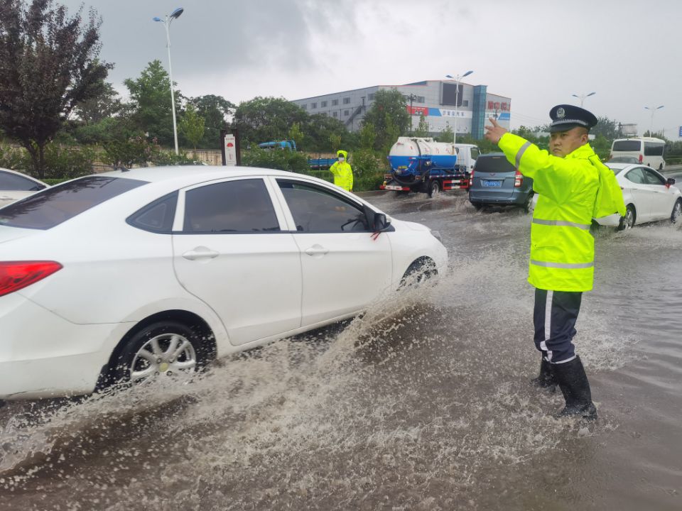 冷雨浸泡着双脚 邯郸交巡警仍然伫立水中疏导着车辆