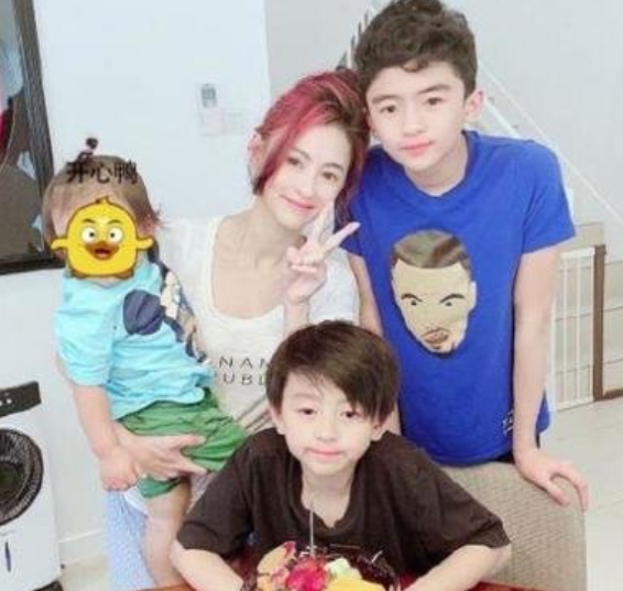 有种“羡慕”叫张柏芝的基因，小儿子颜值超过