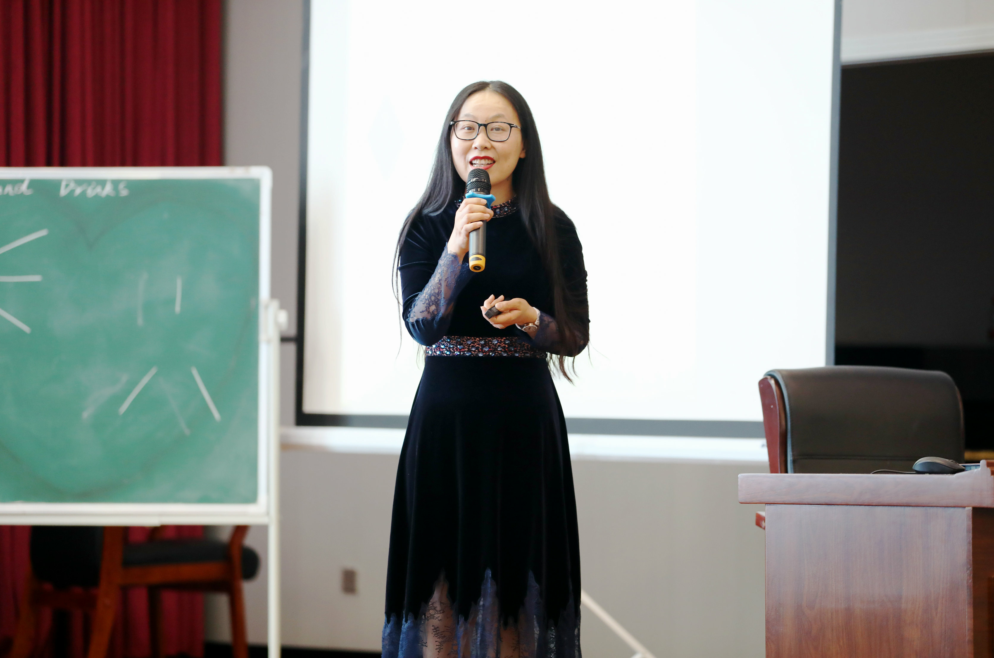 课堂展风采 学习促成长——记棠湖小学英语教师赵珺研讨活动献课