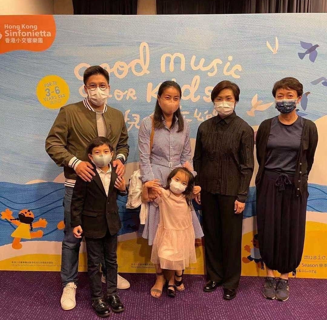 霍启刚郭晶晶带孩子听音乐会，儿子盛装出镜，女儿笑眼弯弯像妈妈