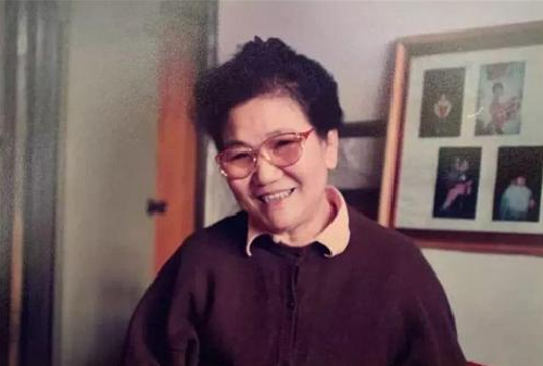 1999年那一夜，赵丽蓉为自己选好遗照，穿好寿衣