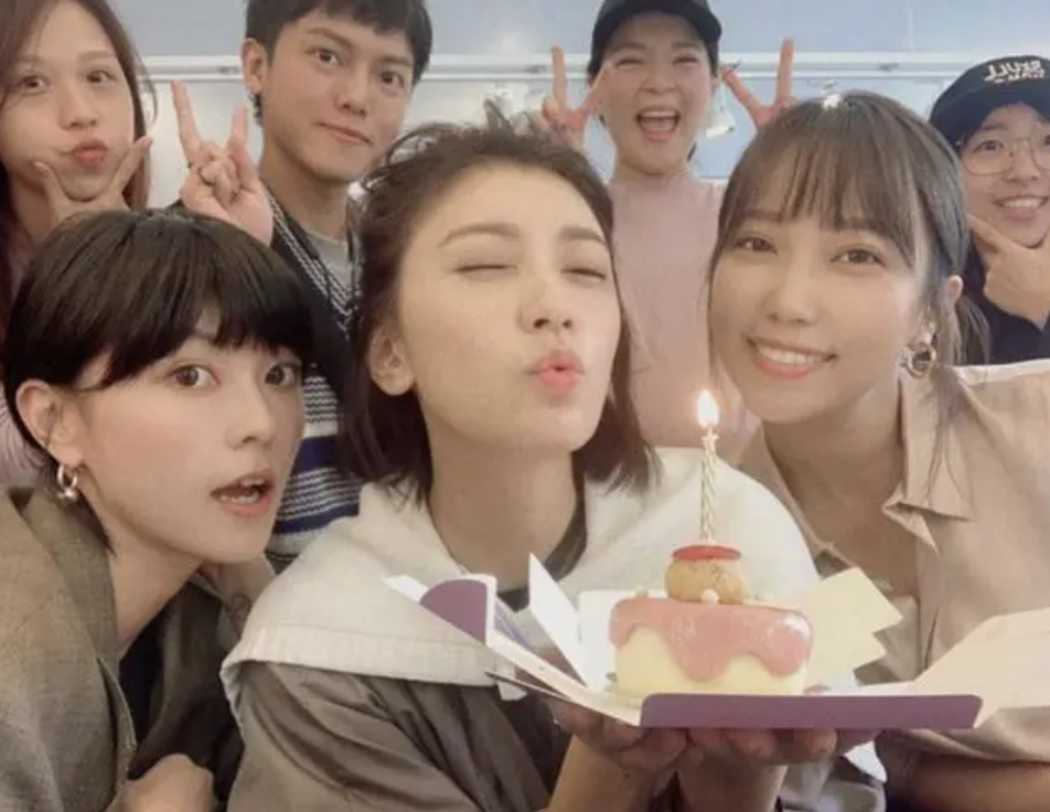 梧桐妹晒照为贾静雯庆生，母女情深似姐妹，15岁继承妈妈高颜值