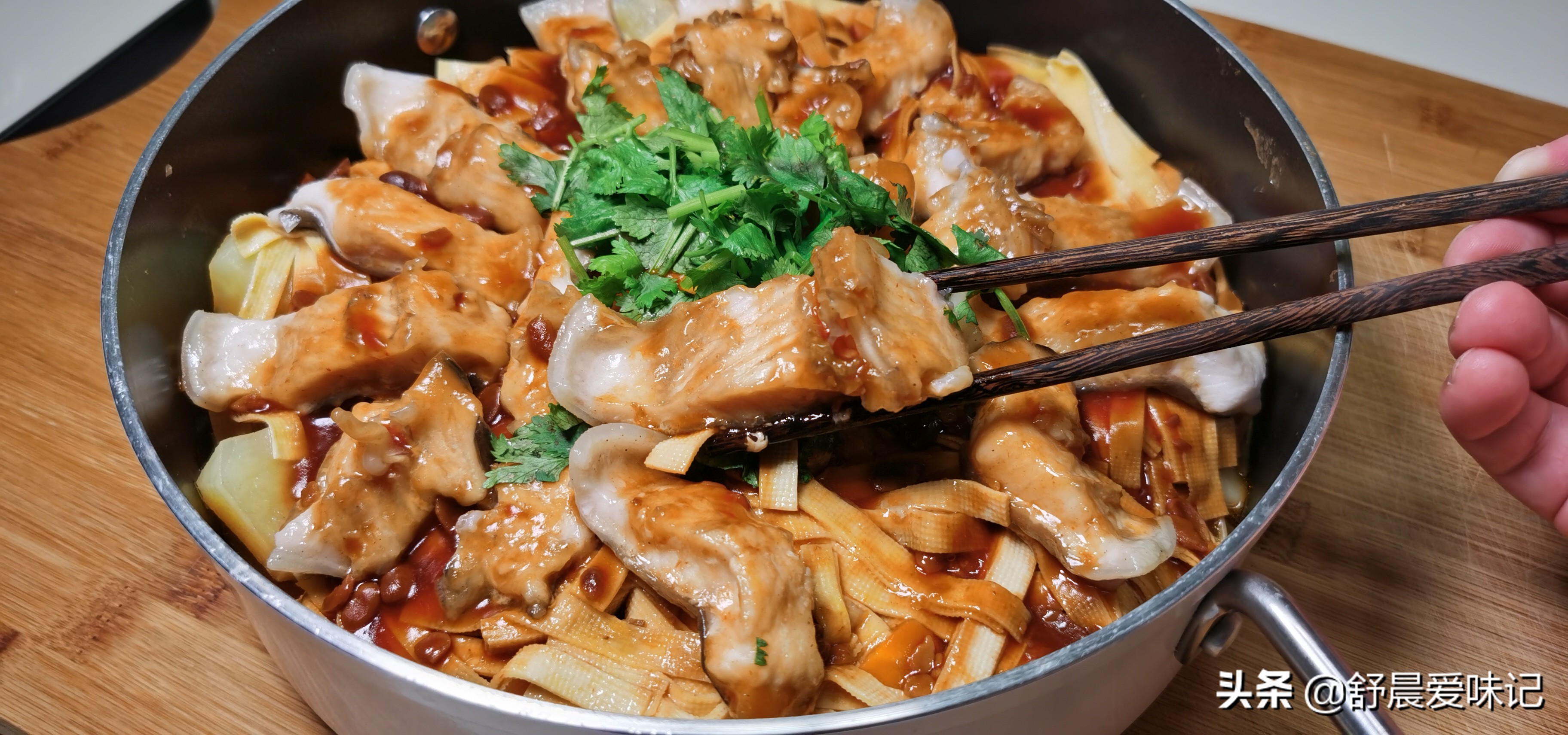 It costs 300 yuan to eat out of the stew pot, and you can do it at home for 100 yuan. Novice kitchen personnel can also make it.