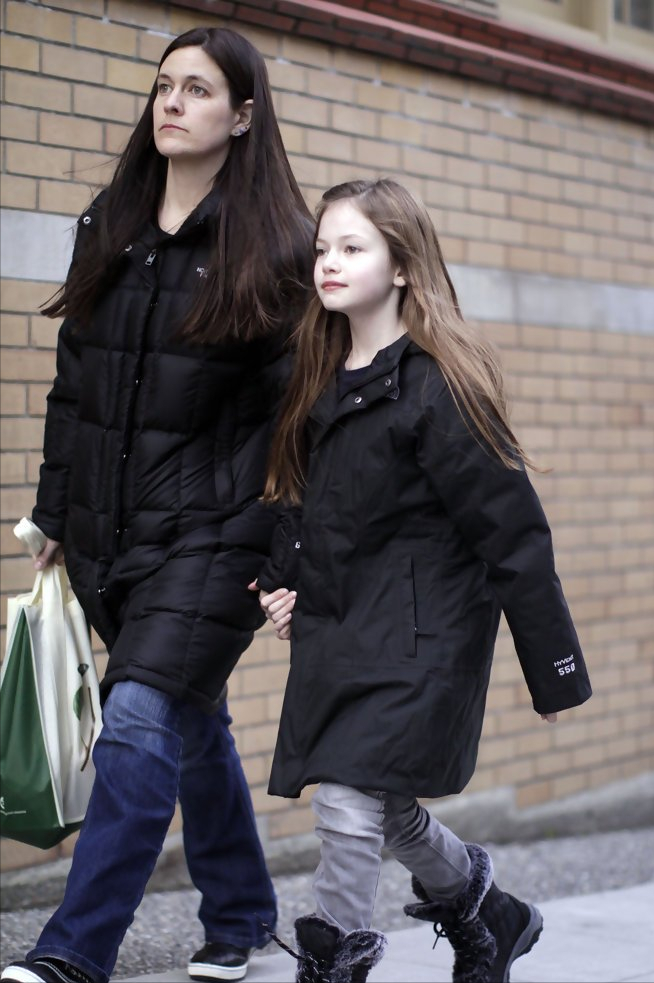 “暮光之城”那个小女孩如今已经21岁了，昔日的