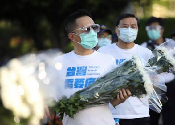 台灣長者施打AZ後死亡通報率近萬分之一，陳以信呼籲調整接種順序