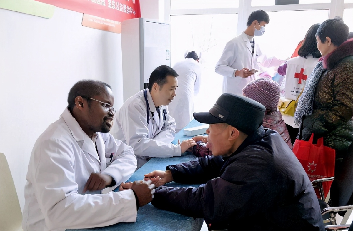 全球首位黑人中医博士，在云南山村行医20年，培养了3千名村医
