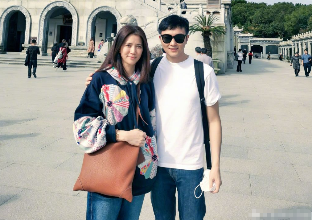 张智霖携家人游普陀山！14岁儿子身高超爸爸，眉眼酷似年轻袁咏仪