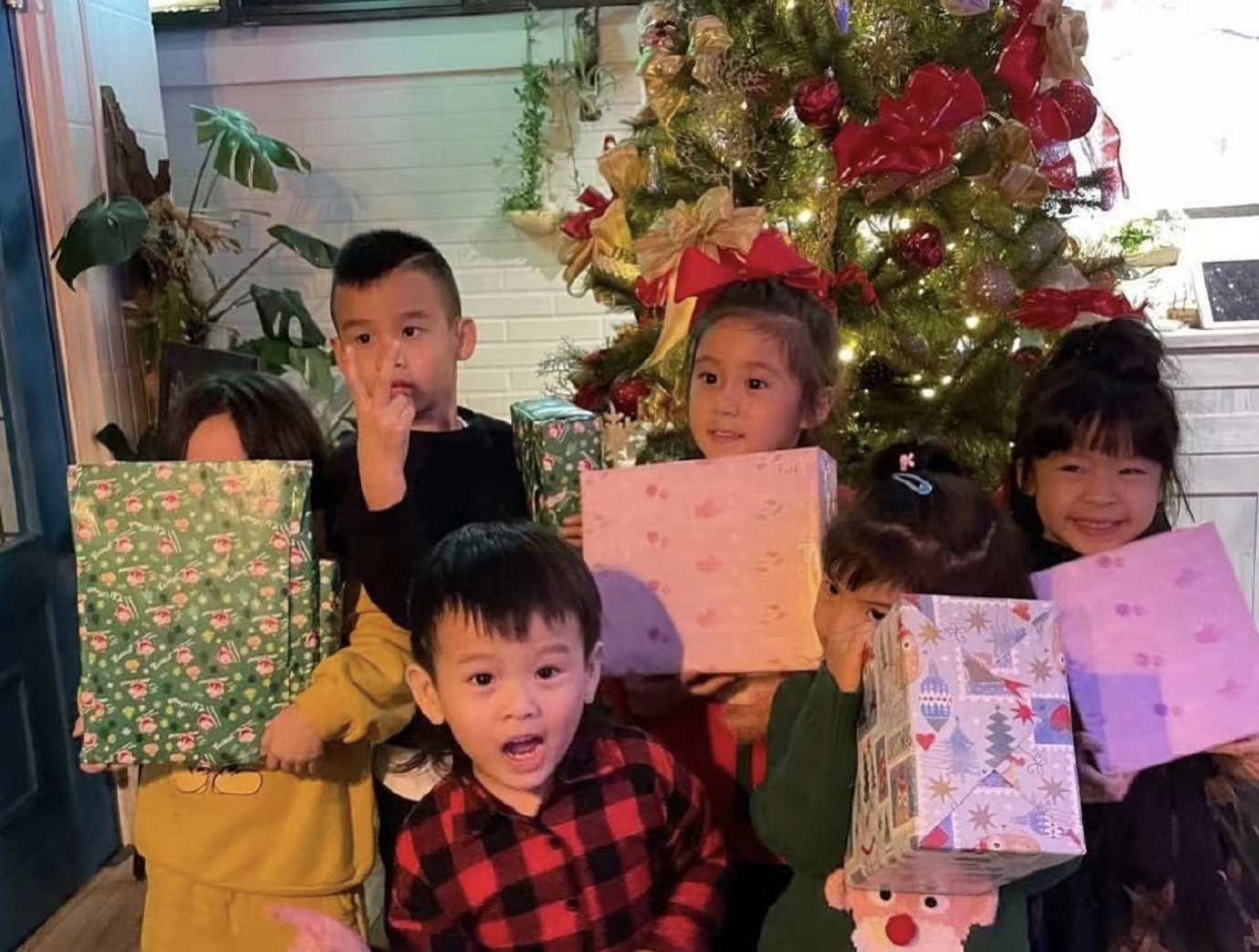 贾静雯圣诞节晒照，咘咘收获礼物造型甜美，波妞虎牙抢镜像小恶魔