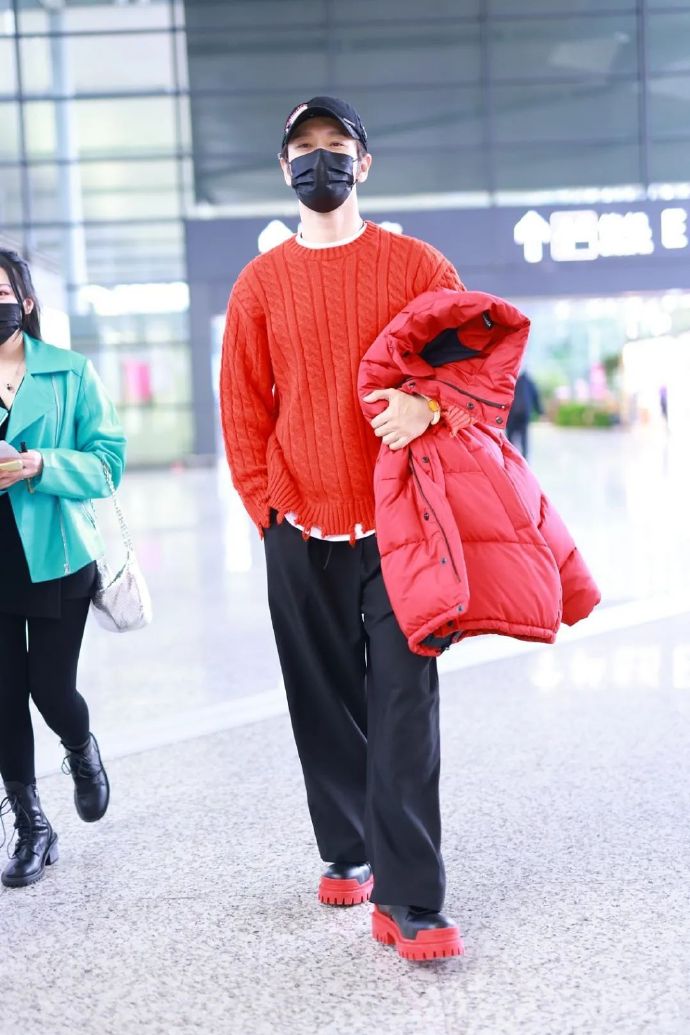 黄晓明baby罕见牵手街拍，他卷发清爽帅气，杨颖