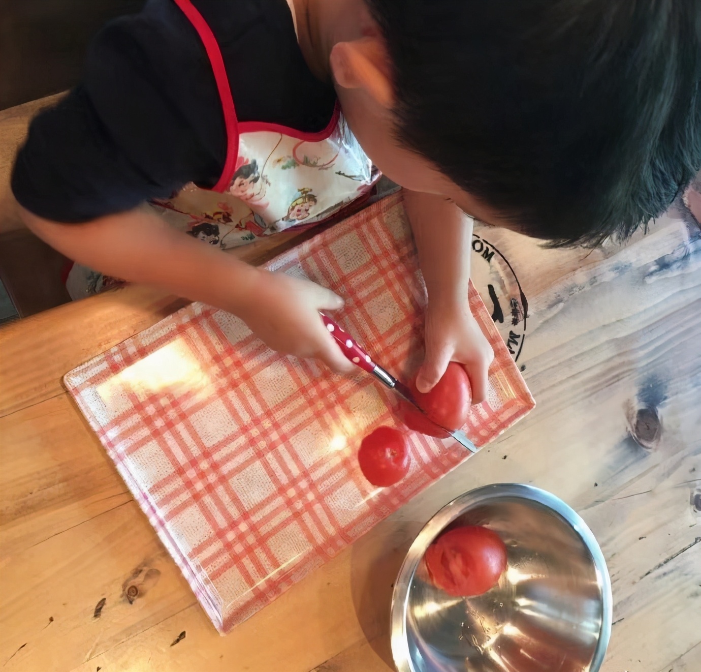 應采兒兒子近照罕爆，豪宅內跺腳被質疑擾民，當眾擦屁股不雅觀