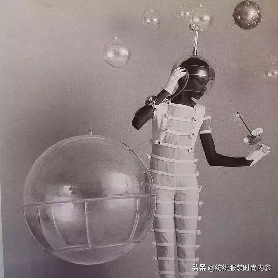 这就是“蒸汽波”服装风格！竟长这样？当下潮流时尚快来了解下