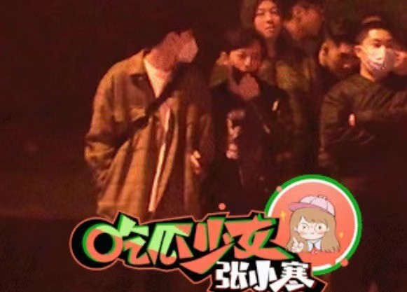 网友破案：跟何炅牵手的神秘男子，疑似比他小22岁的男星费启鸣