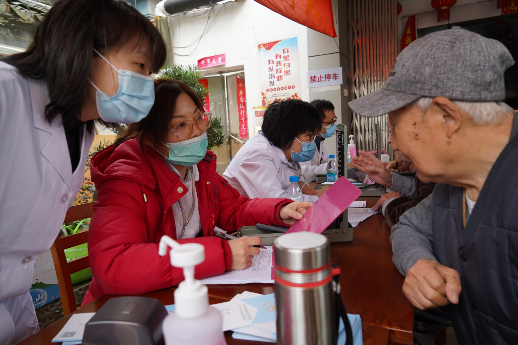苏州九龙医院携手独墅湖护理院开展党员专家进社区活动