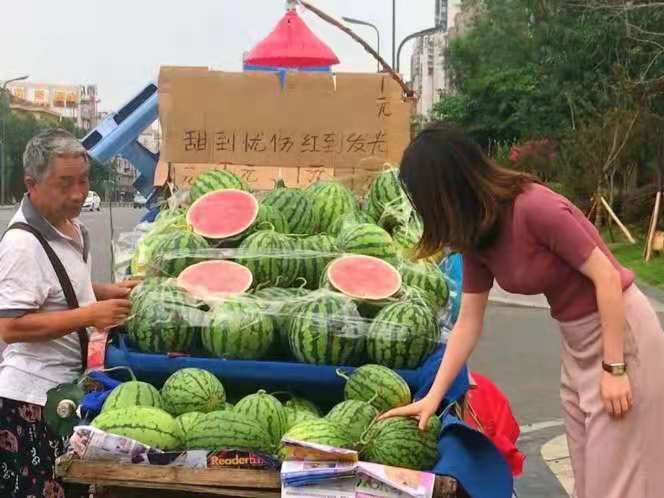 挑西瓜别拍来拍去惹人笑，瓜农：关键要看这3处，挑的瓜又沙又甜