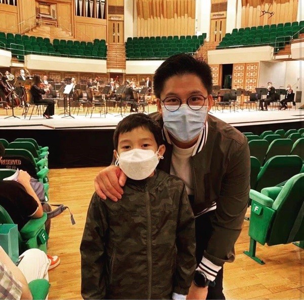 郭晶晶霍啟剛帶兒子聽音樂會，夫妻相搶鏡，豪門教育兒子也富養