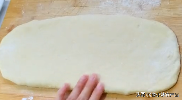 铁棍山药+鸡蛋做成小面食，内里绵软表皮香脆，香喷喷像小面包