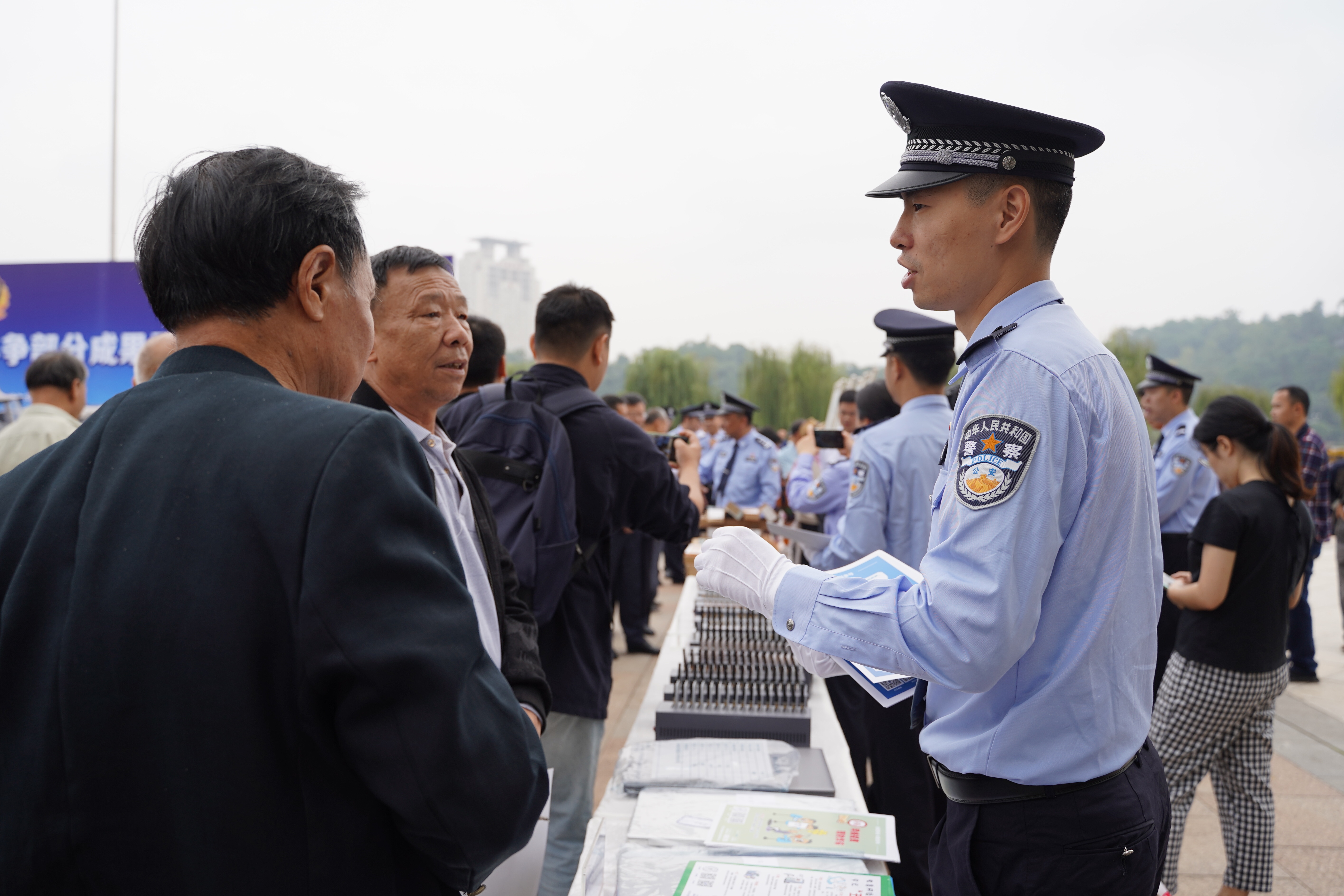 内江返赃大会现场，这些被偷的车辆、被骗的现金找到主人了