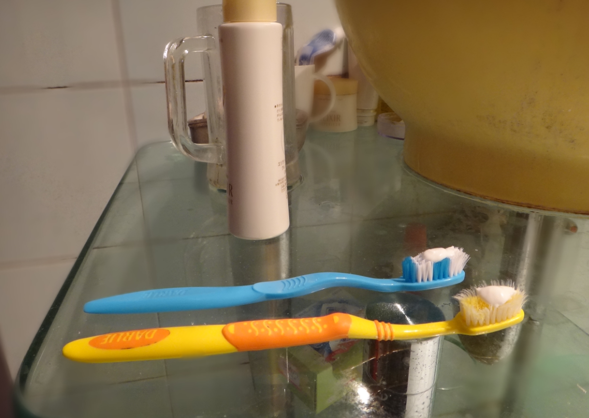 年底大扫除，挤点牙膏一擦就亮，不用买清洁剂
