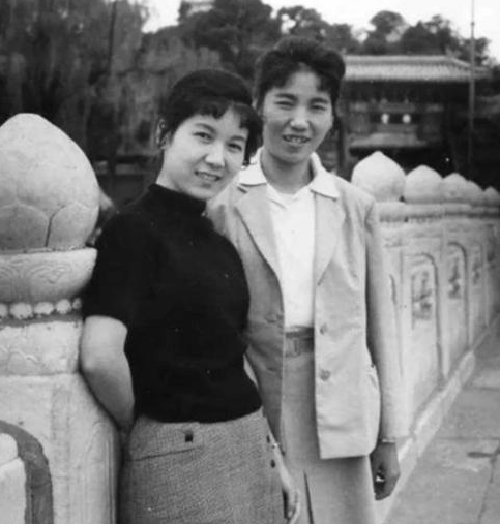 1999年那一夜，赵丽蓉为自己选好遗照，穿好寿衣