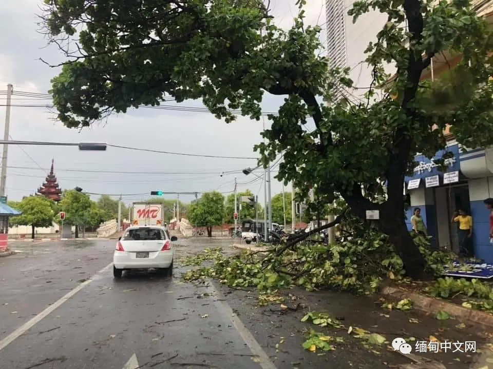 缅甸遭遇强风暴雨冰雹袭击，多个城市一片狼藉