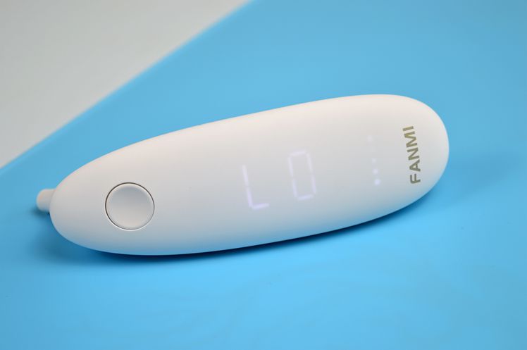 关爱孩子健康，发烧要准确测量体温，体验凡米耳温枪白瓷版