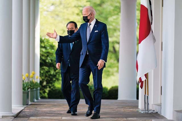 G7峰會很熱鬧，菅義偉兩次照相“沒位置坐”，日本為啥不受待見