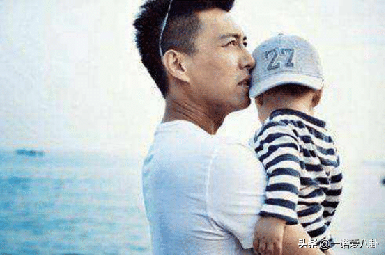 戏里戏外，靳东对离过婚女人情有独钟，2次爱离