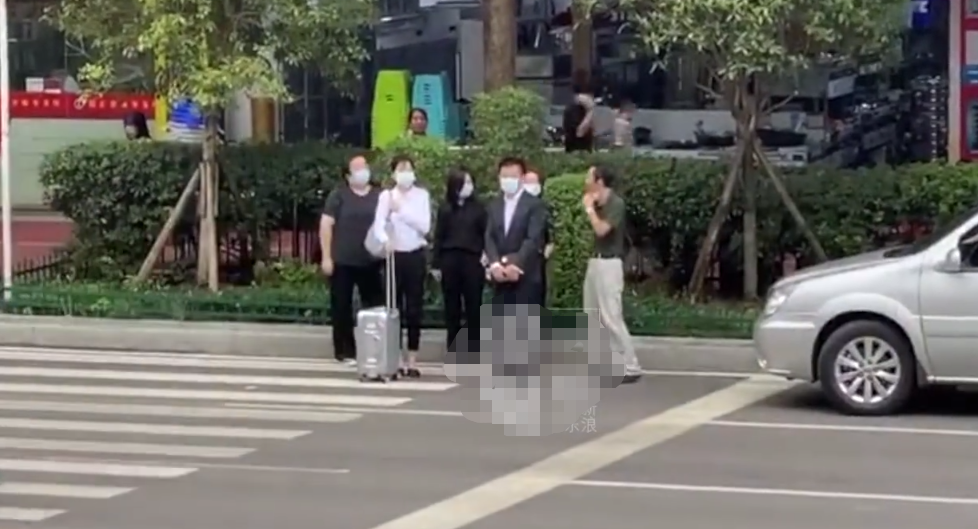 妈妈|“李尖尖”将为妈妈讨回公道！谭松韵现身妈妈被撞案庭审 一身黑衣神色凝重