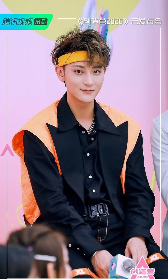 《创3》发布会，宋茜、鹿晗、黄子韬站姿神同步，和张艺兴的一样